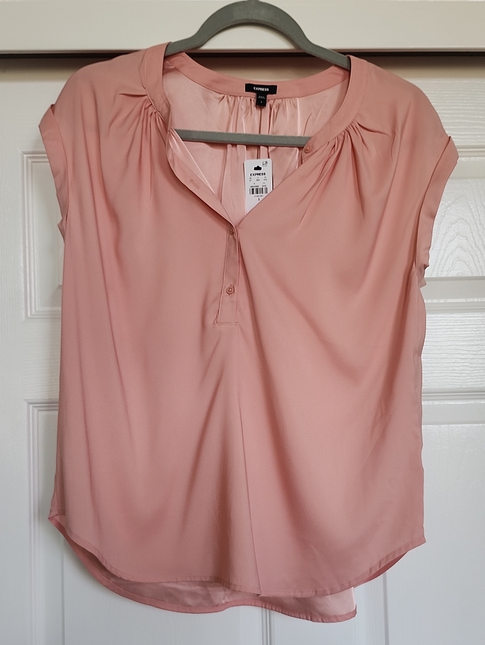 NEW Express Women's Dusty Rose Cap Sleeve V-Neck Blouse. New with Tags.